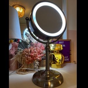🪞Double Sided And Light Up Mirror w Magnification